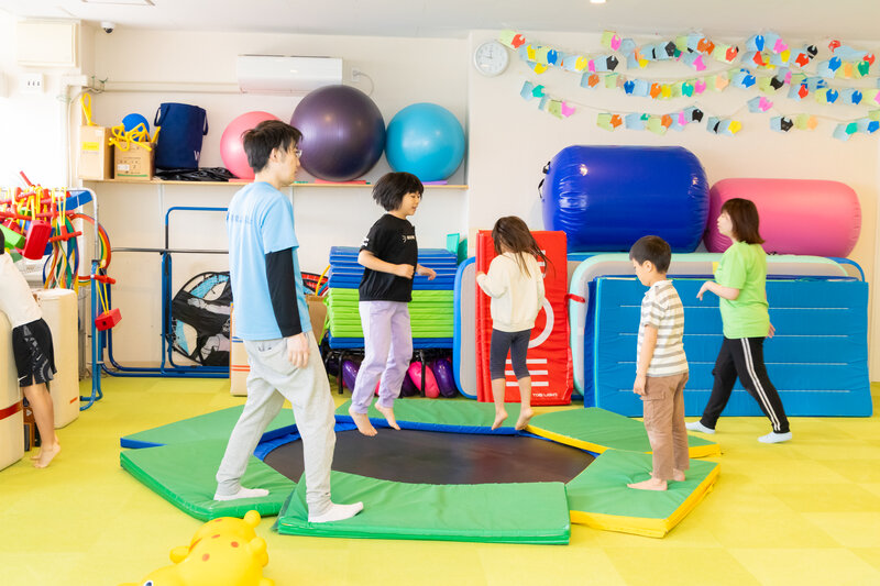 室内でストレッチをする子どもたち