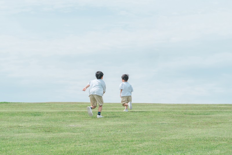 室内で運動遊びを楽しむ子どもたち